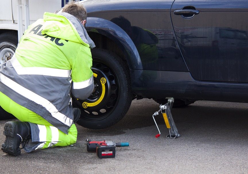 Come si cambia una gomma dell'automobile